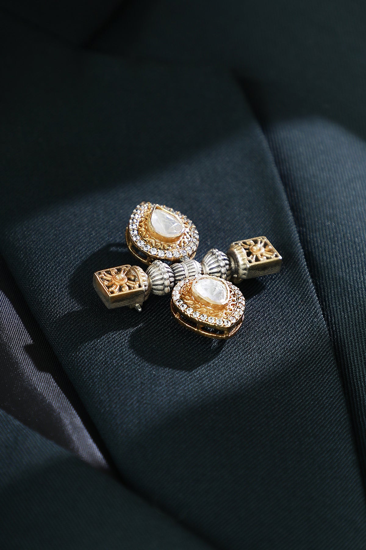 Fitrat Nishara Brooch